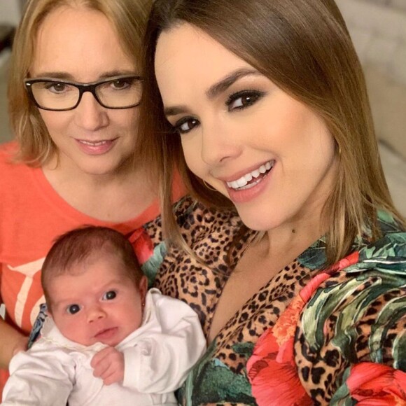 Thaeme se derreteu ao ver a filha, Liz, de 2 meses, usando sua primeira saia de caipira: 'Look principal'