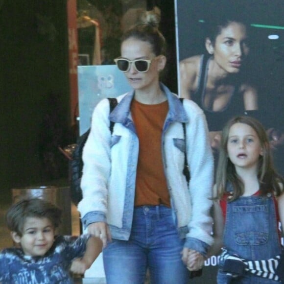 Filho mais novo de Fernanda Rodrigues, Bento, de 3 anos, esbanjou fofura em passeio com a mãe e a irmã