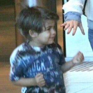 Filho caçula de Fernanda Rodrigues, Bento brincou durante passeio por shopping do Rio