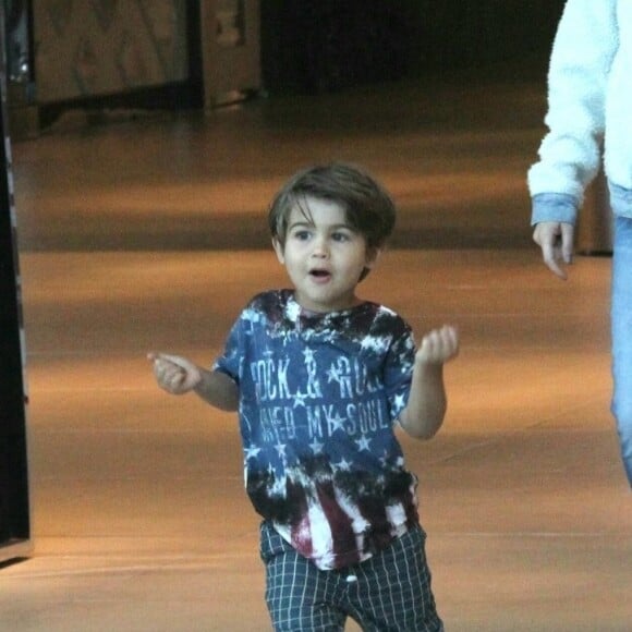 Filho caçula de Fernanda Rodrigues, Bento, de 3 anos, se divertiu durante passeio com a mãe e a irmã, Luísa, de 9