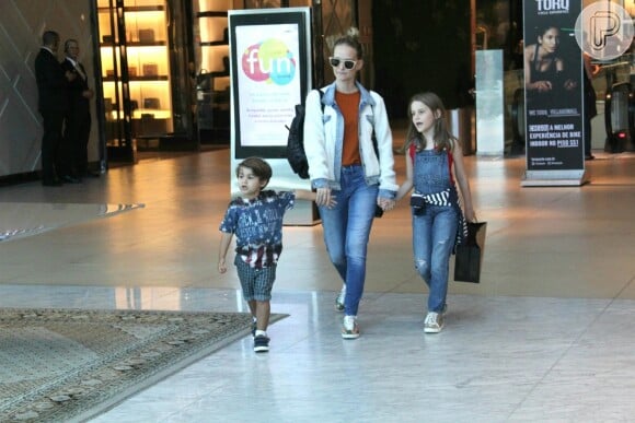 Filhos de Fernanda Rodrigues tiveram manhã de compras com a mãe em shopping do Rio nesta sexta-feira, 21 de março de 2019