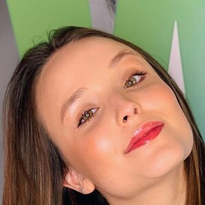 Larissa Manoela disse que a primeira vez aconteceu naturalmente