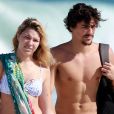 Bruno Montaleone foi clicado com  Caroline Mauro  deixando praia do Rio
