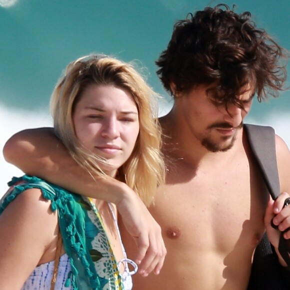 Bruno Montaleone deixou praia do Rio com braço em cima do ombro de Caroline Mauro