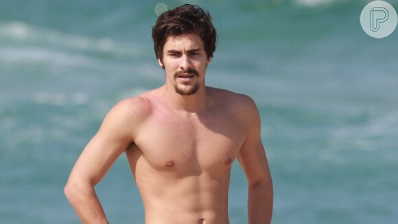 Bruno Montaleone foi visto em praia do Rio de Janeiro com amiga após fim de namoro com Sasha Meneghel