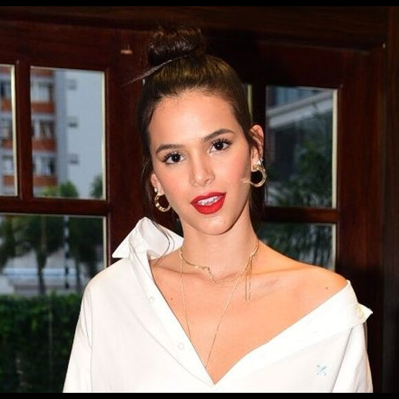 Bruna Marquezine apareceu sexy em uma foto postada pelo beauty artist Lucas Vieira neste domingo, 23 de junho de 2019