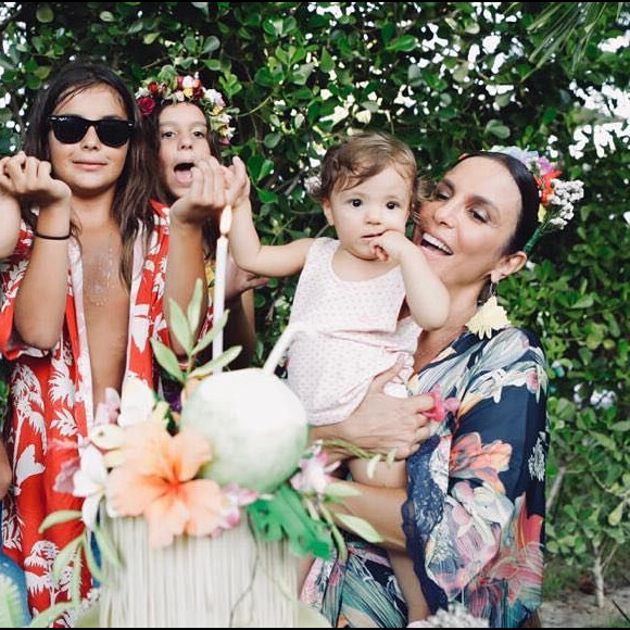 Ivete Sangalo gravou o marido, Daniel Cady, e as filhas, Helena e Marina, brincando no pula-pula