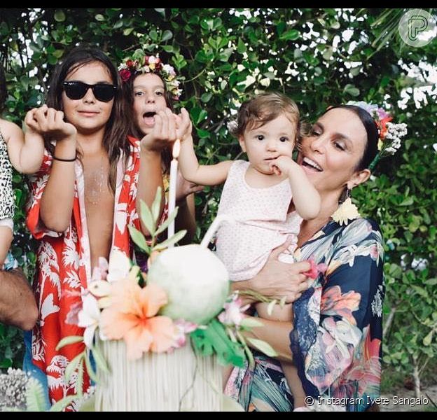 Ivete Sangalo gravou o marido, Daniel Cady, e as filhas, Helena e Marina, brincando no pula-pula