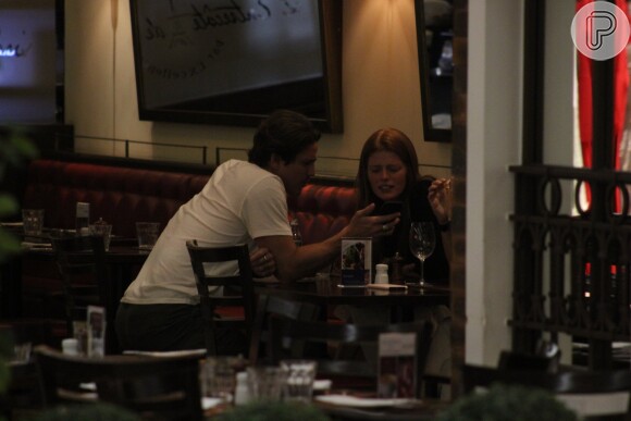 Romulo Neto jantou com a namorada, Sonia Potocki, em shopping do Rio