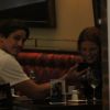 Romulo Neto mostrou para a namorada, Sonia Potocki, as novidades em seu smartphone durante jantar