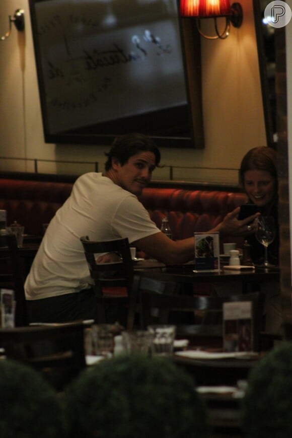 Romulo Neto mostrou para a namorada, Sonia Potocki, as novidades em seu smartphone durante jantar