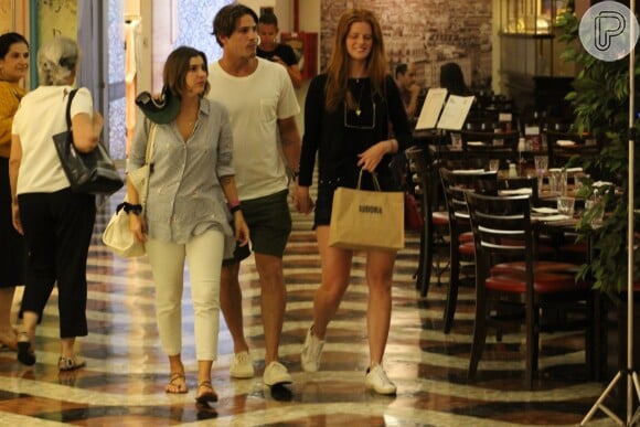 Romulo Neto e Sonia Potocki, sua namorada, passearam com a irmã do ator Cloé