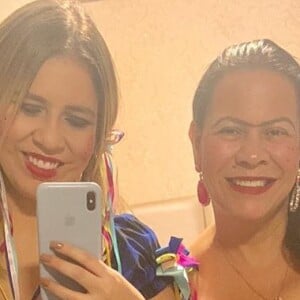 Marilia Mendonça se divertiu em foto com a mãe, Ruth, vestida da caipira