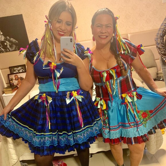 Marilia Mendonça se divertiu em foto com a mãe, Ruth, vestida da caipira