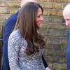 Kate Middleton volta a exibir a barriguinha de gravidez durante visita à clínica de reabilitação Hope House, em Londres, na Inglaterra, em 19 de fevereiro de 2013