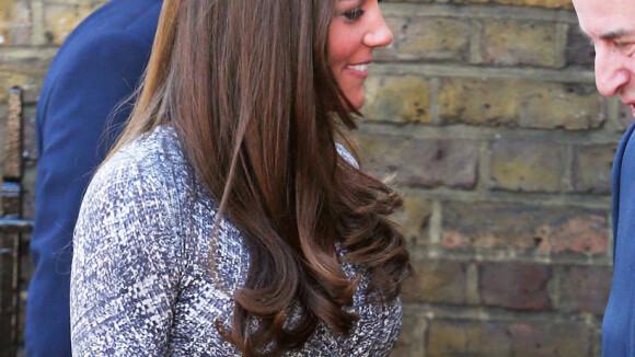 Kate Middleton mostra barriguinha de grávida novamente em evento em Londres