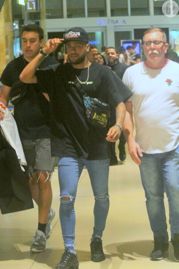 Neymar também aproveitou para fazer compras no shopping Village Mall