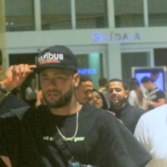 Neymar também aproveitou para fazer compras no shopping Village Mall