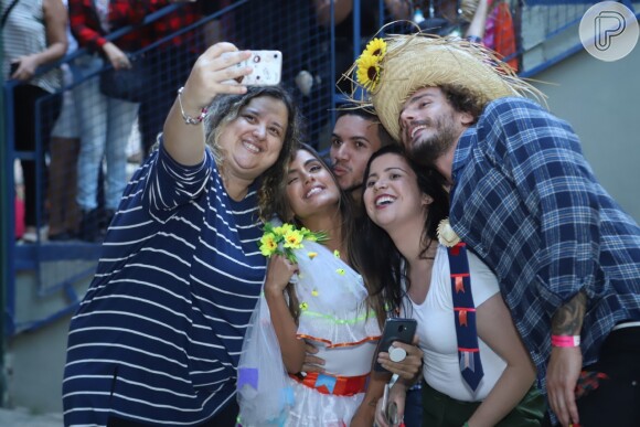Carol Peixinho e Alan atendem fãs e posam para selfies
