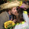 Carol Peixinho e Alan trocam beijos em festa junina