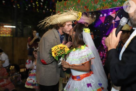 Carol Peixinho e Alan trocam beijos em festa junina