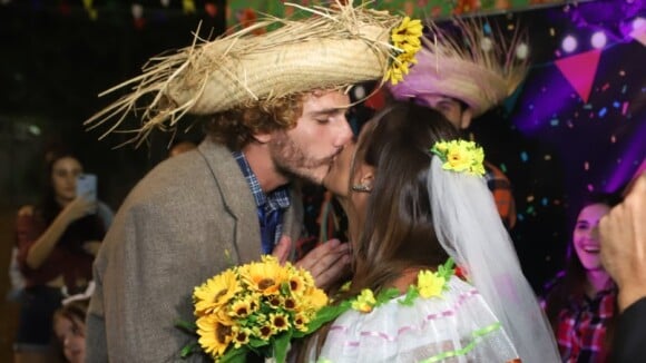 Carol Peixinho e Alan, do 'BBB19', dão beijo e se 'casam' em festa junina. Veja!