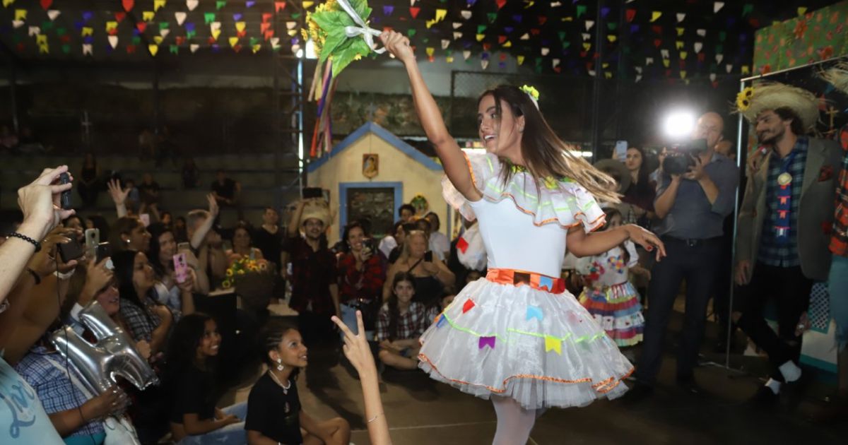 Carol Peixinho joga seu buquê de noiva de brincadeira em festa junina -  Purepeople