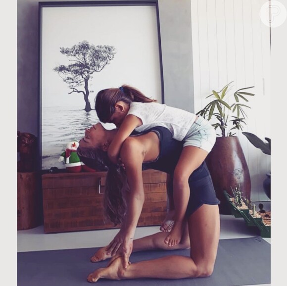 Grazi Massafera faz yoga ao lado da filha, Sofia