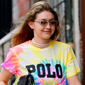 A modelo e fashionista Gigi Hadid mostra que o tie dye está em alta