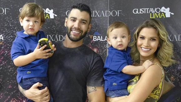 Filhos de Gusttavo Lima e Andressa Suita combinam looks em show do pai. Foto!
