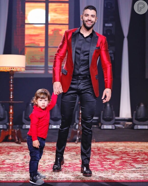 Gusttavo Lima também já apareceu com roupa combinando com a do filho mais velho, Gabriel, no palco