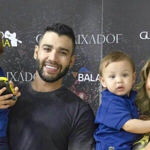 Gabriel e Samuel, filhos de Andressa Suita e Gusttavo Lima, usaram blusa polo azul marinho e calça jeans