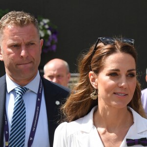 A duquesa de Cambridge apostou em um look de vestido chemisier branco com detalhes escuros