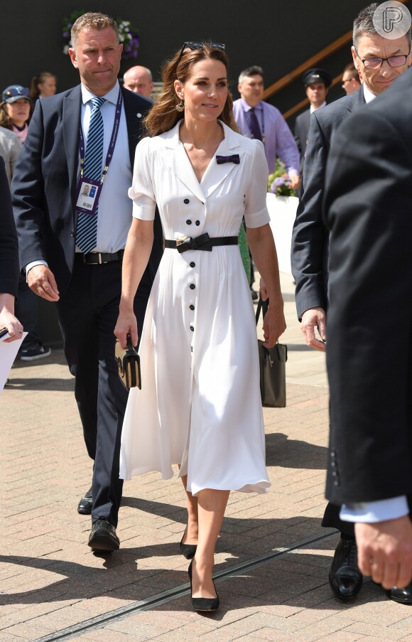 A duquesa de Cambridge apostou em um look de vestido chemisier branco com detalhes escuros