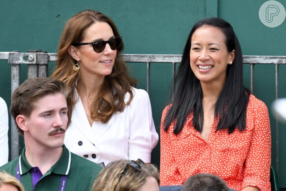 Kate Middleton ainda apostou em clássico par de óculos Ray Ban