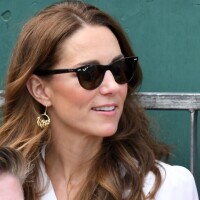 Kate Middleton usa vestido chemisier para aparição surpresa em Wimbledon
