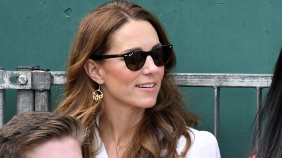 Kate Middleton usa vestido chemisier para aparição surpresa em Wimbledon