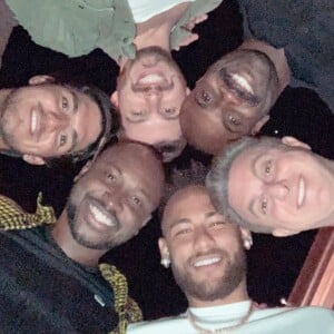 Neymar postou foto com a 'diretoria': Luciano Huck, Gabriel Medina, Rafael Zulu, Bruno Rezende e Luciano Huck