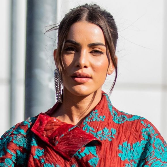 Vestido em estilo anos 80 é moda no street style da Semana de Alta-Costura