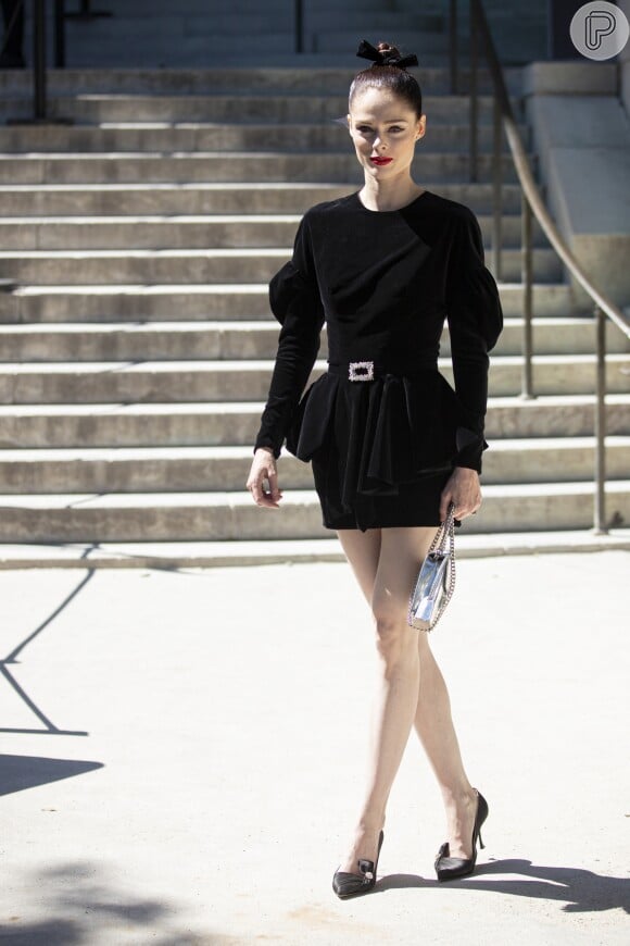 Vestido em estilo anos 80: a modelo Coco Rocha veste Alexandre Vauthier na porta do desfile do designer
