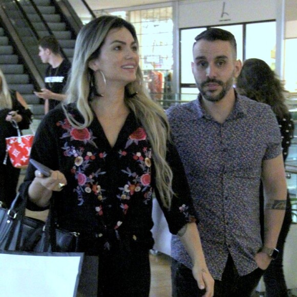 Kelly Key mostrou novo visual com mega-hair durante passeio no shopping