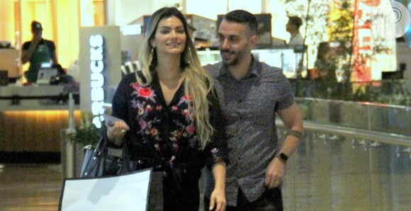 Kelly Key e o marido, Mico Freitas, vão às compras em shopping no Rio