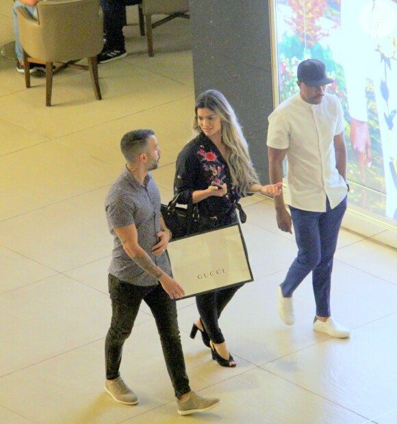 Kelly Key e o marido, Mico Freitas, vão às compras no shopping Village Mall, na Barra da Tijuca, zona oeste do Rio de Janeiro, na tarde desta quarta-feira, 03 de julho de 2019