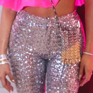 Bruna Marquezine apostou em calça hot pants repletas de paêtes, ornando com sua minibolsa