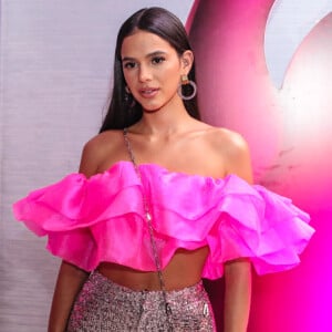 Bruna Marquezine apostou em produção com toque neon para after party de premiação