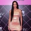 Bruna Marquezine surgiu no pink carpet de premiação com vestido justo de seda e paetês da Versace, encontrado no site 'Etiqueta Única', por R$ 1.990 mil