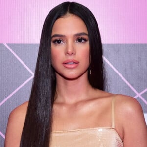 Bruna Marquezine apostou em visual com cabelo ultralongo e cabelos com fios polidos