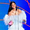 Bruna Marquezine trocou de roupa e surgiu no palco do MTV MIAW 2019 com tomara que caia de plumas