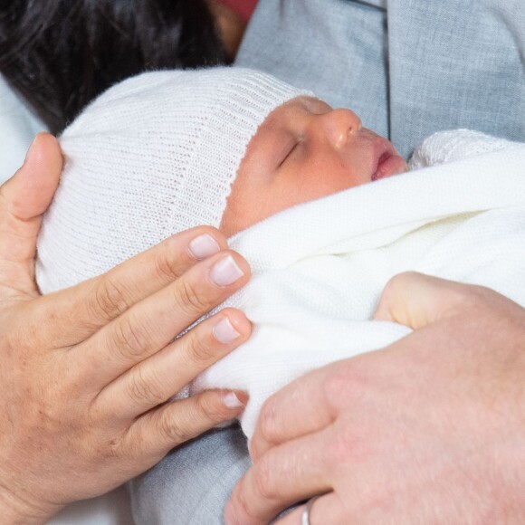 Archie Mountbatten-Windsor foi batizado na Capela Privada do Castelo de Windsor na manhã deste sábado, dia 06 de julho de 2019