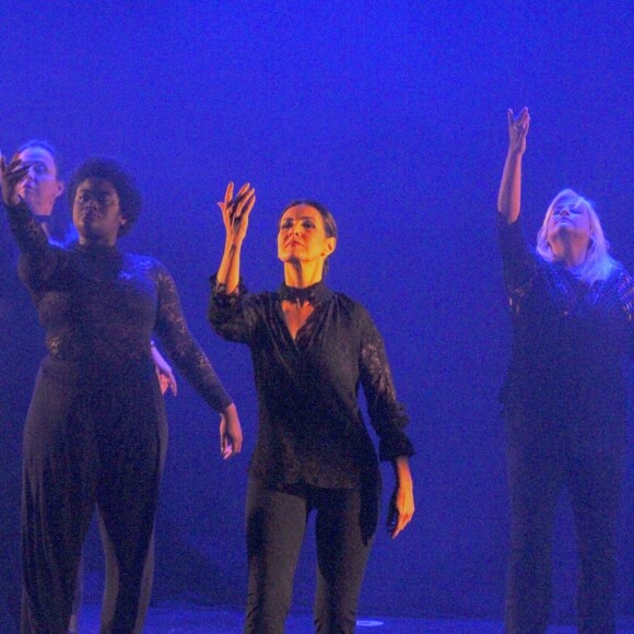 Fátima Bernardes se apresentou no teatro Fashion Mall, no Rio de Janeiro